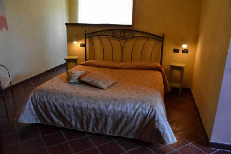 Gasthaus Trattoria Del Bivio Cerretto Langhe Zimmer foto