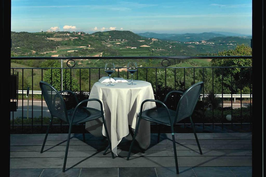 Gasthaus Trattoria Del Bivio Cerretto Langhe Zimmer foto
