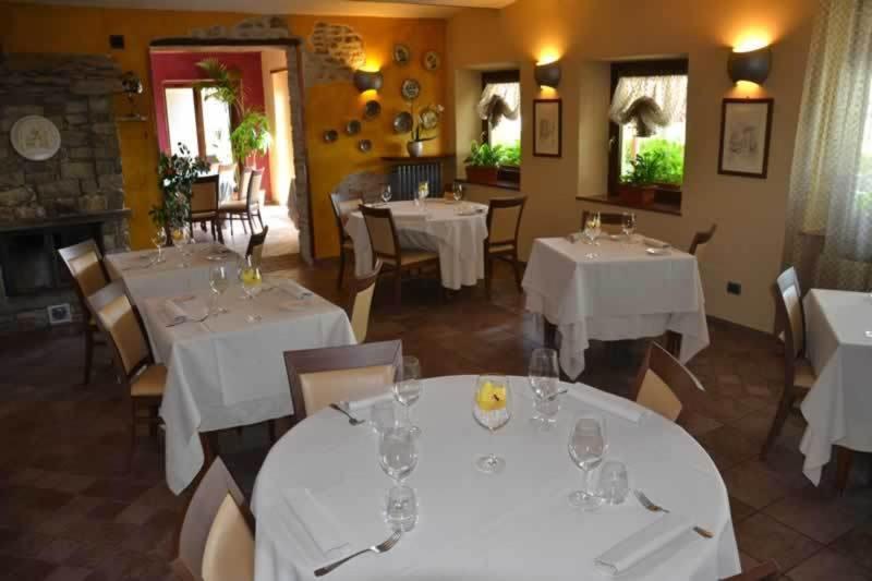 Gasthaus Trattoria Del Bivio Cerretto Langhe Exterior foto