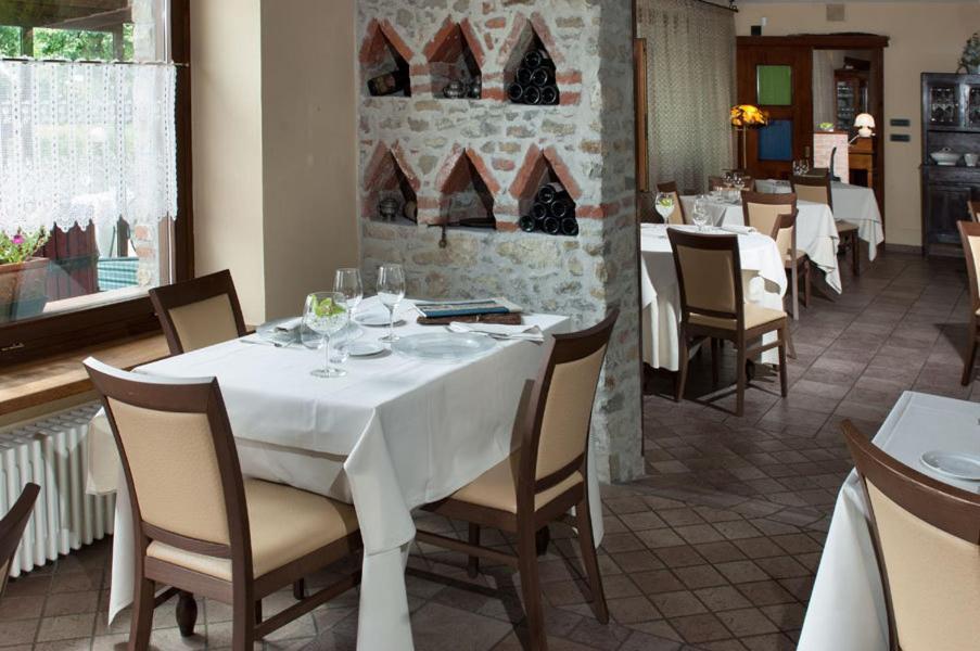 Gasthaus Trattoria Del Bivio Cerretto Langhe Exterior foto