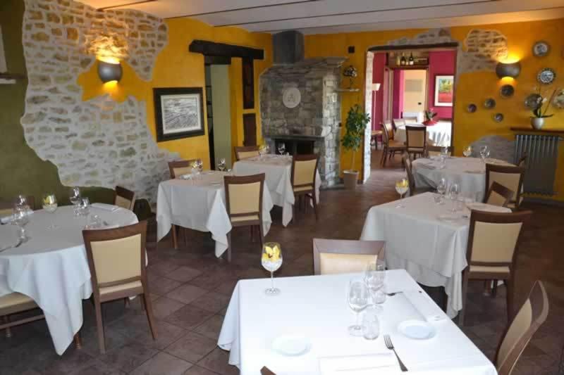 Gasthaus Trattoria Del Bivio Cerretto Langhe Exterior foto