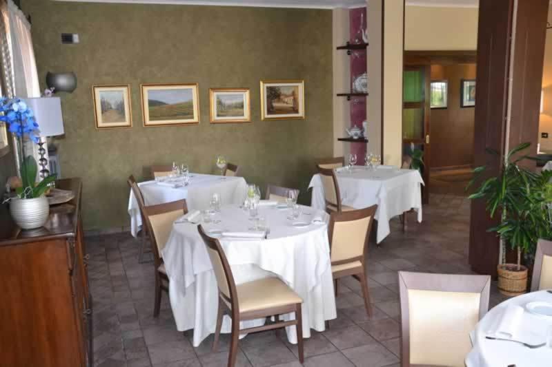 Gasthaus Trattoria Del Bivio Cerretto Langhe Exterior foto