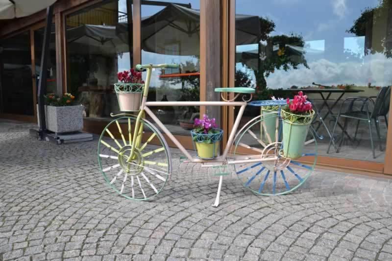 Gasthaus Trattoria Del Bivio Cerretto Langhe Exterior foto